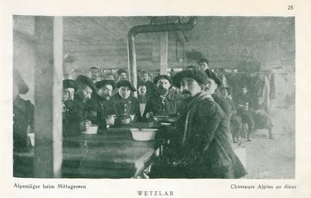 Chasseurs alpins pendant le d&icirc;ner au camp de Wetzlar pendant la Grande Guerre