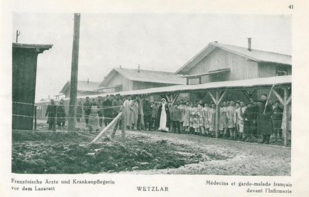 Médecins et garde-malades français devant l'infirmerie du camp de Wetzlar pendant la Première Guerre Mondiale