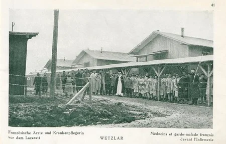 M&eacute;decins et garde-malades fran&ccedil;ais devant l'infirmerie du camp de Wetzlar pendant la Premi&egrave;re Guerre Mondiale