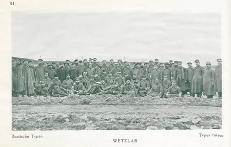 Un groupe de prisonniers russes au camp de Wetzlard pendant la Premi&egrave;re Guerre Mondiale