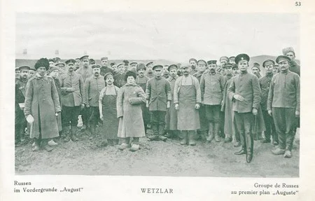 Un groupe de prisonniers russes au camp de Wetzlard pendant la Premi&egrave;re Guerre Mondiale