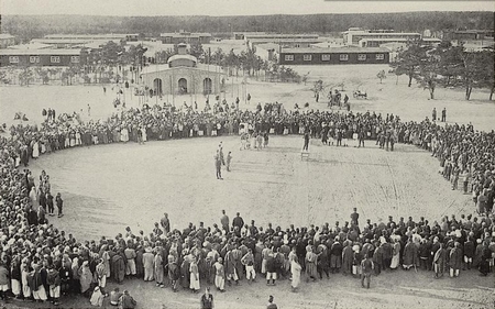 Harangue dans le camp de prisonniers de Zossen-Wünsdorf pendant la Première Guerre Mondiale