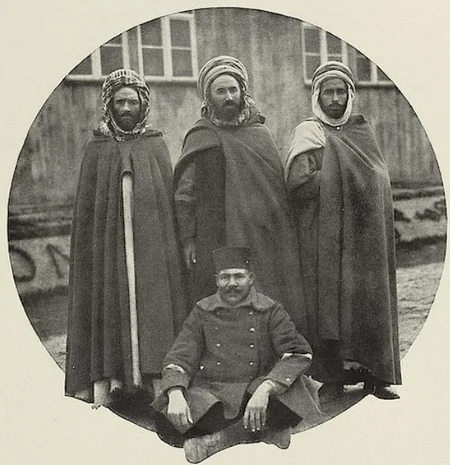 Des prisonniers musulmans dans le camp de prisonniers de Zossen-W&uuml;nsdorf pendant la Premi&egrave;re Guerre Mondiale