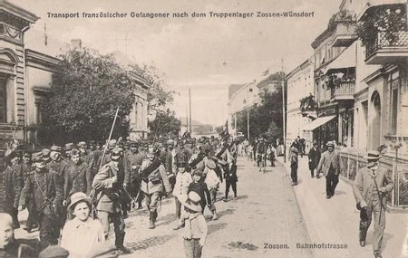 Des prisonniers fran&ccedil;ais en route pour le camp de W&uuml;nsdorf pendant la Premi&egrave;re Guerre Mondiale