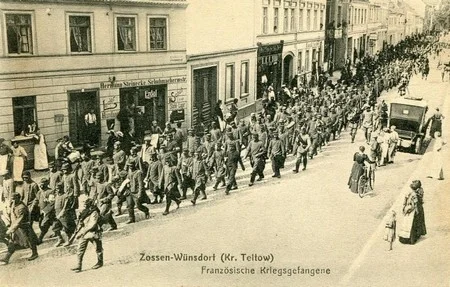 Des prisonniers fran&ccedil;ais en route pour le camp de W&uuml;nsdorf pendant la Premi&egrave;re Guerre Mondiale