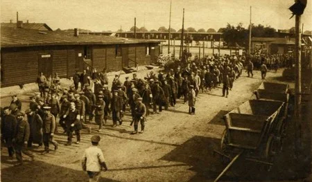 Des soldats de retour des corv&eacute;es au camp de M&uuml;nster III