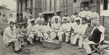 &eacute;pluchage de pommes de terre dans la cour de l'h&ocirc;pital du camp de Friedrichsfeld