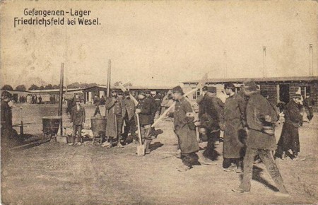 Des prisonniers dans le camp de Friedrichsfeld