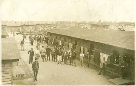 Des prisonniers dans le camp de Friedrichsfeld pendant la Premi&egrave;re Guerre Mondiale