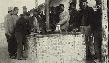 la pr&eacute;paration des vivres par les prisonniers du camp de Grafenw&ouml;hr