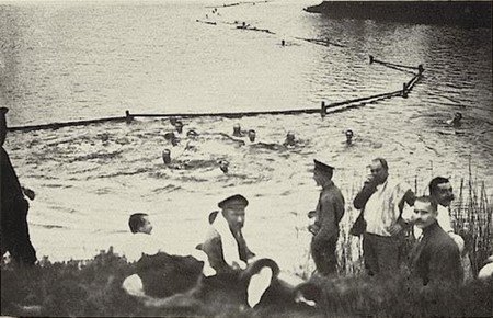 des prisonniers prennent leur bain dans l'étang au camp de Grafenwöhr