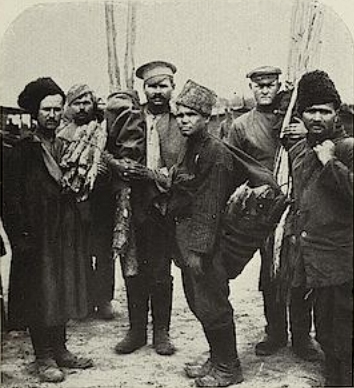 des prisonniers de retour du travail au camp de Grafenwöhr