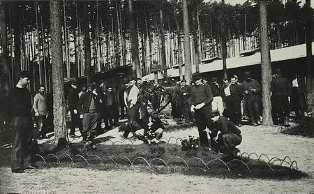 Travaux de jardinage au camp de prisonnier de Grafenw&ouml;hr pendant la Premi&egrave;re Guerre Mondiale