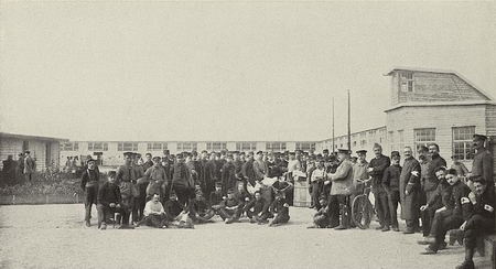 Distribution de dons patriotiques aux prisonniers du camps de Minden pendant la Première Guerre Mondiale