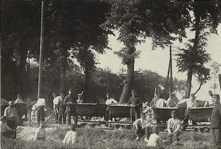 La pose d'un chemin de fer portatif par les prisonniers du camp de Minden pendant la Première Guerre Mondiale