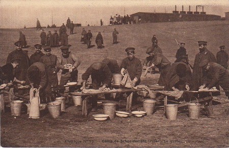 prisonniers faisant la lessive dans le camp de schneidemühl