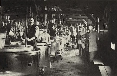 La pr&eacute;paration du repas de midi dans le camp de prisonniers de Schneidem&uuml;hl