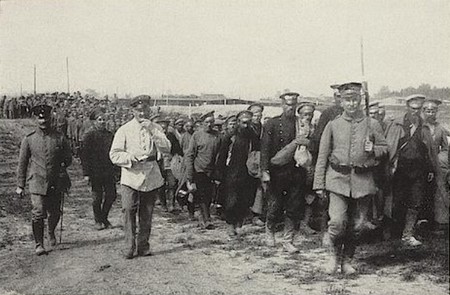 l'arrivée de nouveaux soldat dans le camp de prisonniers de Schneidemühl pendant la Grande Guerre