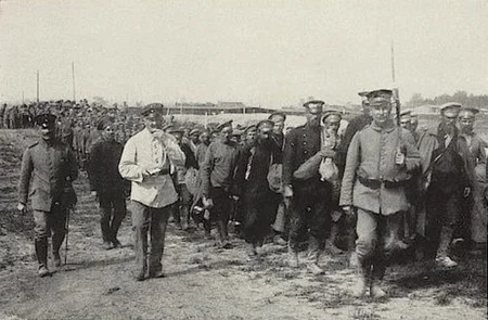 l'arriv&eacute;e de nouveaux soldat dans le camp de prisonniers de Schneidem&uuml;hl pendant la Grande Guerre