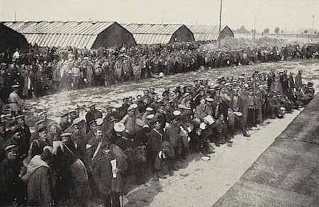 La distribution d'aliments aux nouveaux arrivants dans le camp de prisonniers de Schneidemühl pendant la Première Guerre Mondiale