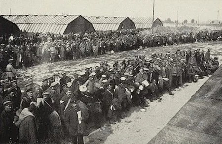 La distribution d'aliments aux nouveaux arrivants dans le camp de prisonniers de Schneidem&uuml;hl pendant la Premi&egrave;re Guerre Mondiale