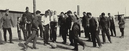 des prisonniers anglais disputant un match de foot dans le camp de Schneidemühl