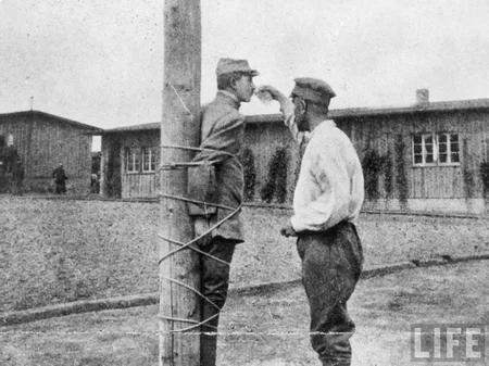 Un prisonnier fran&ccedil;ais du camp de Zwickau subissant la punition du poteau