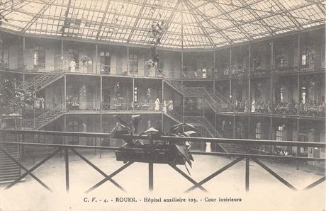 la cour int&eacute;rieure de l'h&ocirc;pital auxilaire n&deg;103 de Rouen