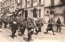 Carte postale représentant le départ des soldats pour le Front