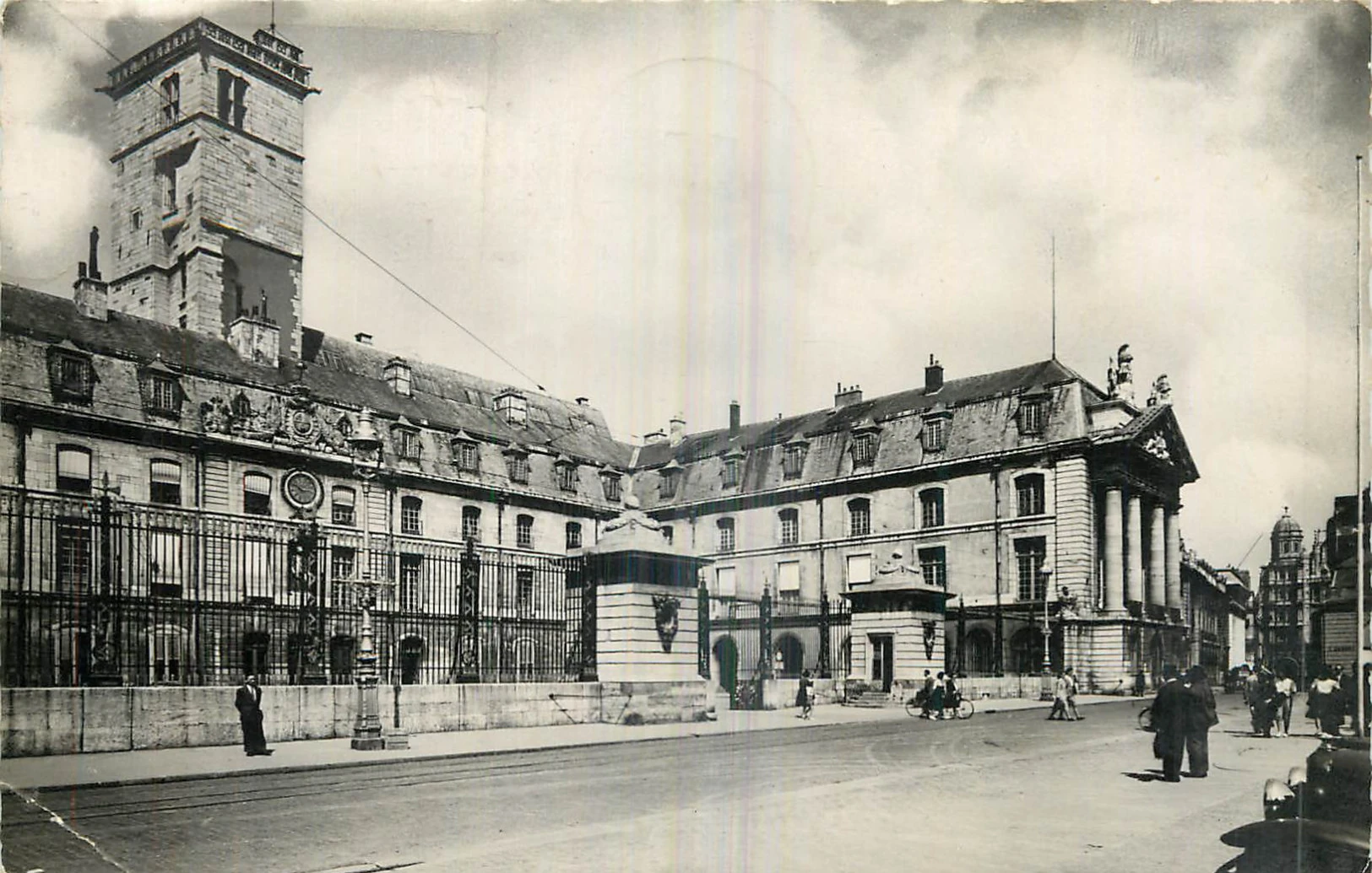 l'hôtel de ville de Dijon sur une carte postale ancienne