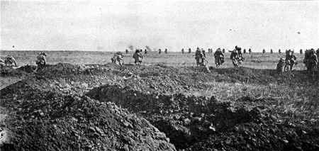 Des soldats fran&ccedil;ais &agrave; l'assaut au Chemin de Dames