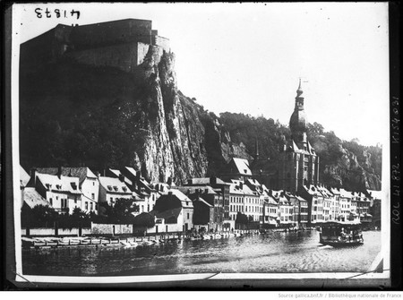 La citadelle de Dinant au début de 1914 sur une carte postale ancienne