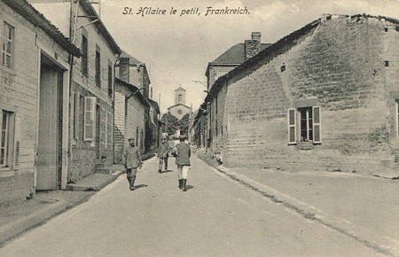 Les allemands dans une rue de Saint-Hilaire-le-Petit