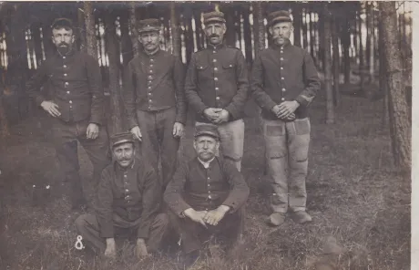 Alfred LEGRAND et un groupe de prisonniers (recto d'une carte postale)