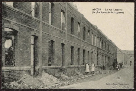 Les ruines de la rue Lecaillez &agrave; Anzin sur une carte postale ancienne