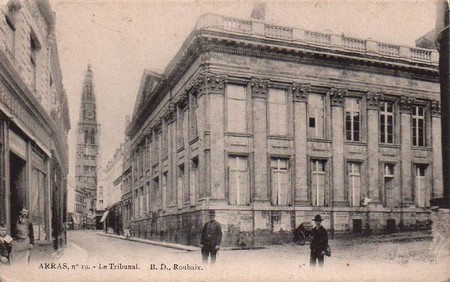 Le tribunal d'Arras sur une carte postale ancienne