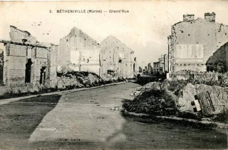 La reconstruction de B&eacute;thenville sur une carte postale dat&eacute;e de 1919