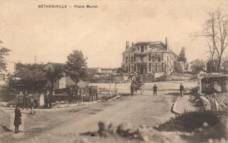 La Place du Munet &agrave; B&eacute;theniville o&ugrave; a v&eacute;cu Alexandre MAILLART