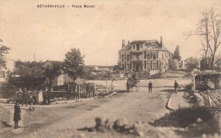 La Place du Munet à Bétheniville sur une carte postale ancienne