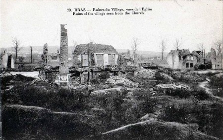 Le village de Bras-sur-Meuse en ruine sur une carte postale ancienne