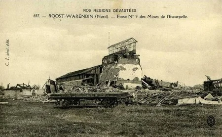 les ruines de la fosse n&deg;9 de la Compagnie des mines de l'Escarpelle vers 1919