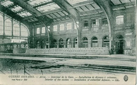 L'intérieur de la gare d'Arras vers 1914-1915 sur une carte postale ancienne