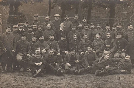 Eug&egrave;ne et un groupe de soldats au camp de prisonniers de guerre de Minden pendant la Grande Guerre
