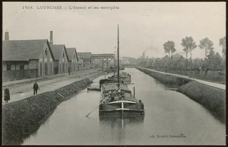 Vue des entrep&ocirc;ts et canal de l'Escaut &agrave; Lourches