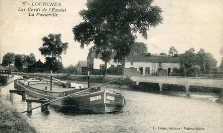 Les bords de l'Escaut et la Passerelle &agrave; Lourches sur une carte postale ancienne