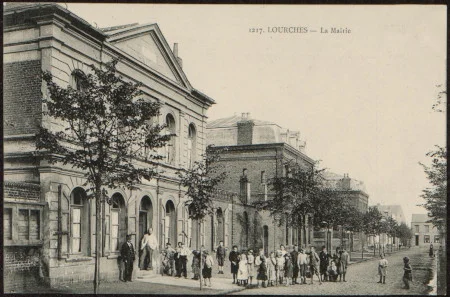 La mairie de Lourches sur une carte postale ancienne