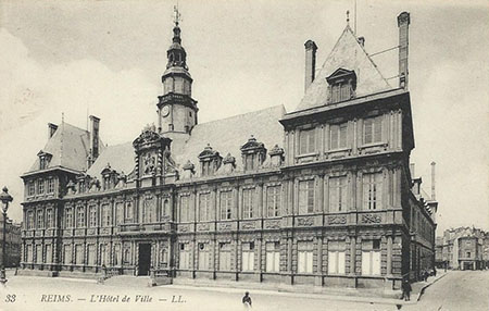 La mairie de Reims sur une carte postale ancienne