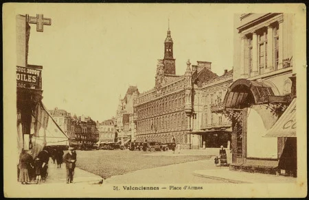 L'H&ocirc;tel de Ville de Valenciennes et la Place d'Armes