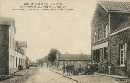 La GrandeRue &agrave; Maulde sur une carte postale ancienne