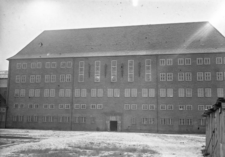 Photo du bâtiment principal de la prison de Brandenbourg, en Allemagne, prise vers 1931